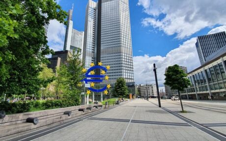 “Εμφύλιος” στην ΕΚΤ για τα επιτόκια…