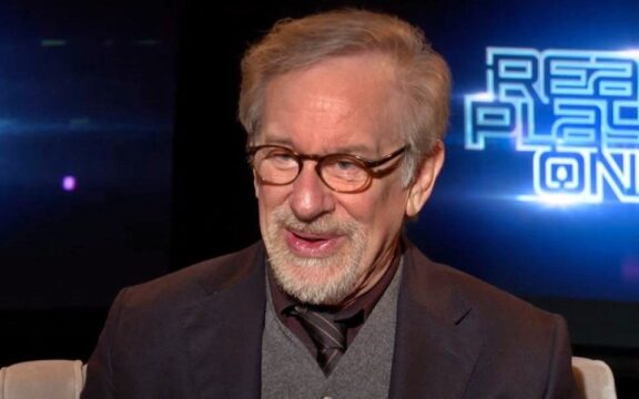 Spielberg: Πετά με ιδιωτικό τζετ αλλά…νοιάζεται για την κλιματική αλλαγή