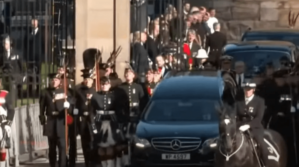 Βρετανία: Αντιδράσεις για την νεκροφόρα της Ελισάβετ