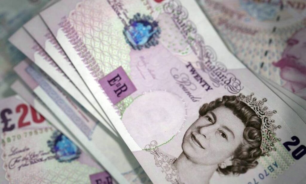 Βρετανία: Η αύξηση των επιτοκίων βουλιάζει και τη λίρα