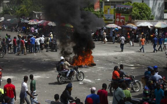 Χαμός στην Αϊτή: Διαδηλώσεις κατά της ακρίβειας και ελλείψεως καυσίμων
