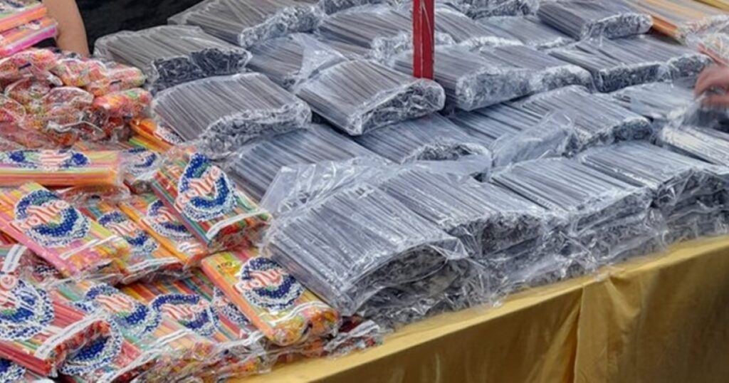 Ανάρπαστα έγιναν τα πλαστικά καλαμάκια σε πανηγύρι