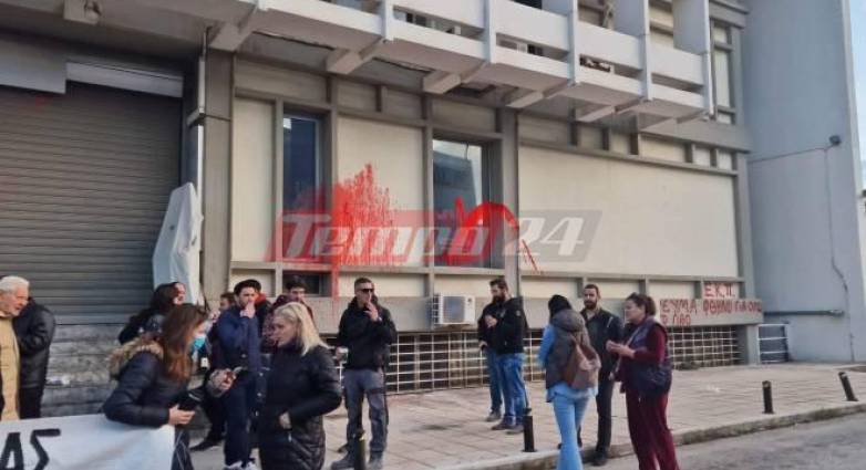 Χαμός στη Πάτρα: Πέταξαν μπογιές στο κτίριο του ΔΕΔΔΗΕ για θάνατο καρκινοπαθή που του είχαν κόψει το ρεύμα