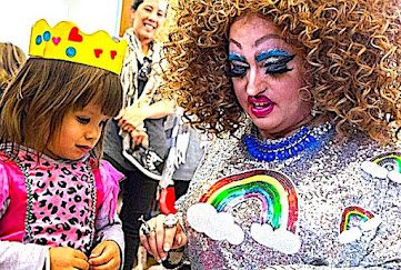 Ποιος εμπνεύστηκε, ποιος προώθησε και ποιος χρηματοδοτεί το “Drag Queen Story Hour”