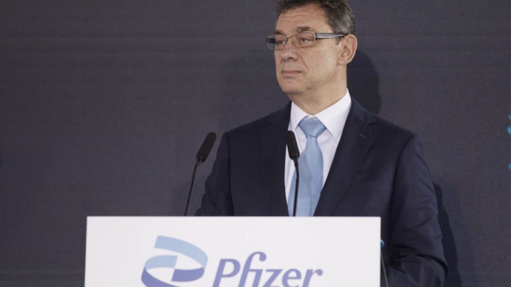 Στενό μαρκάρισμα δημοσιογράφων στον Μπουρλά που με σκυφτό κεφάλι δεν απαντούσε στις ερωτήσεις…