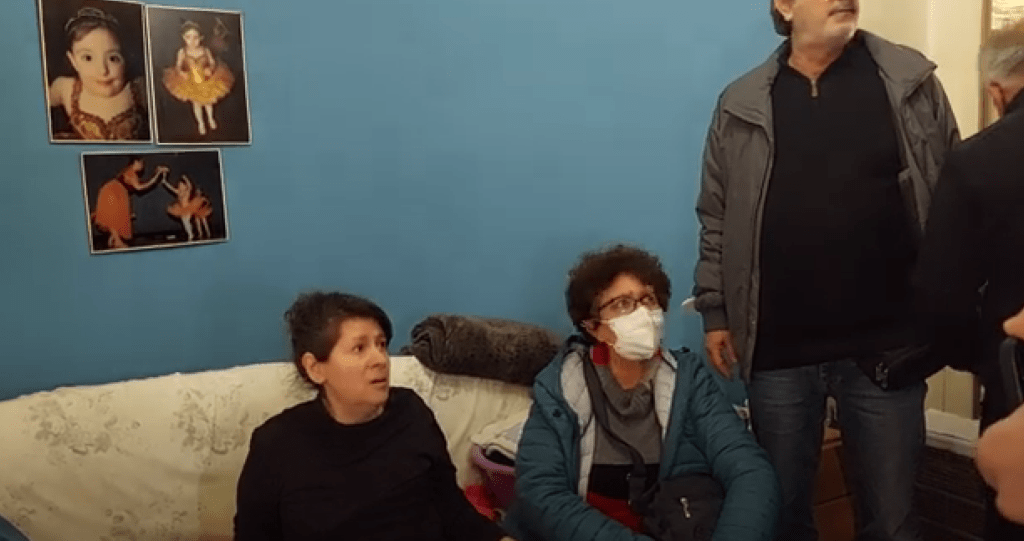 Είναι ξεφτίλες: Πήγαν να πετάξουν στο δρόμο ανάπηρη δανειολήπτρια