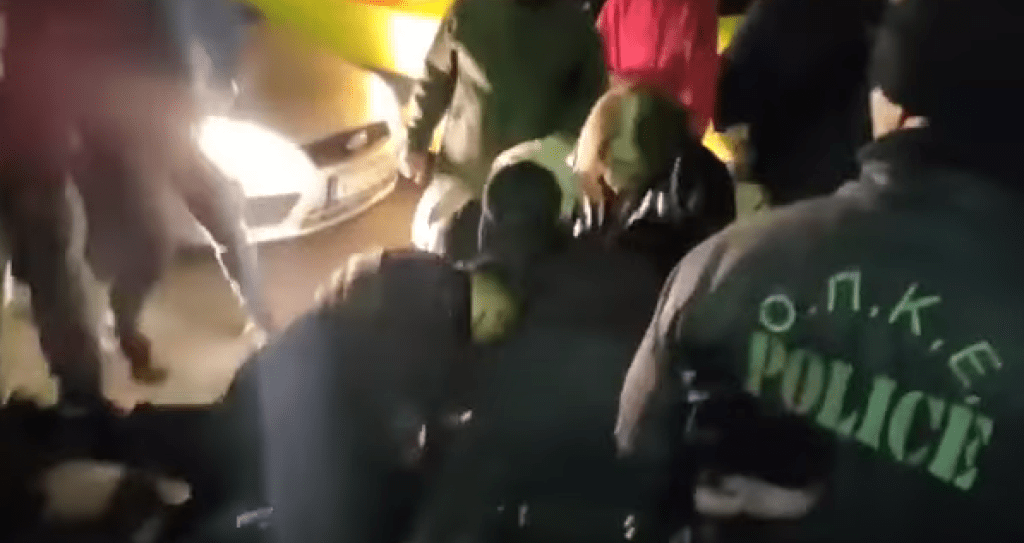 (Βίντεο) Οι εικόνες Ισπανίας είναι εδώ: Η Αστυνομία πετάει έξω από το ξενοδοχείο τον ιδιοκτήτη του, κατ’ εντολή του δικαστικού επιμελητή