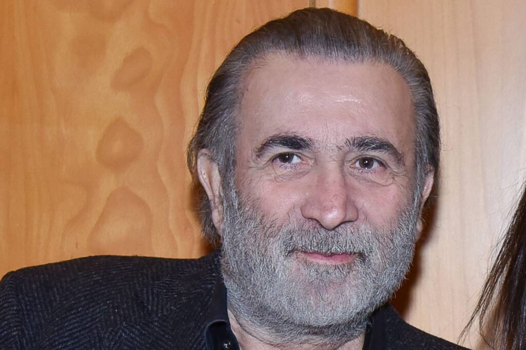 (Βίντεο) Ο Λαζόπουλος ξεφτιλίζει δημοσιογράφους, ΜΜΕ, Pfizer και Μπουρλά