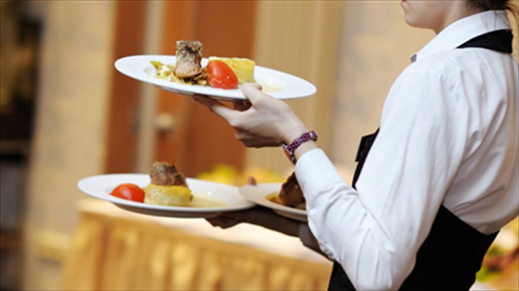 Είσαι από αυτούς που δίνουν το πιάτο στον σερβιτόρο;;