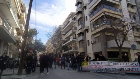 Πλειστηριασμοί: Οι εικόνες Ισπανίας είναι εδώ! Με συνδρομή της αστυνομίας πέταξαν στο δρόμο οικογένεια στην Καλαμαριά 1 kalamaria ejosi 04