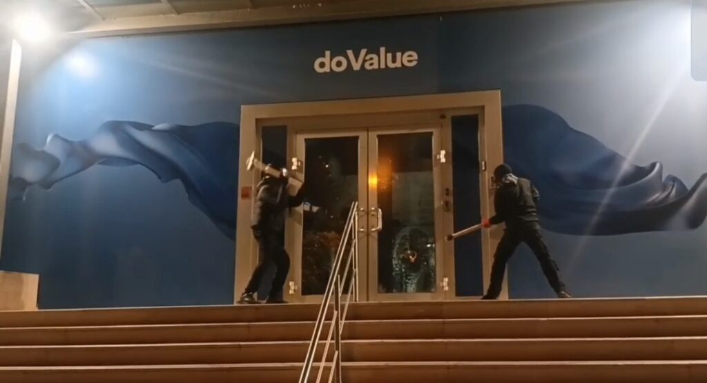 Ντου του Ρουβίκωνα με βαριοπούλες στη doValue!