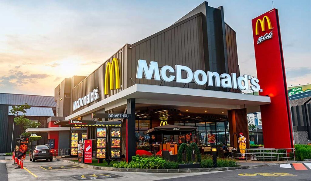 McDonald’s: Κλείνει προσωρινά τα γραφεία στις ΗΠΑ και προχωρά σε απολύσεις