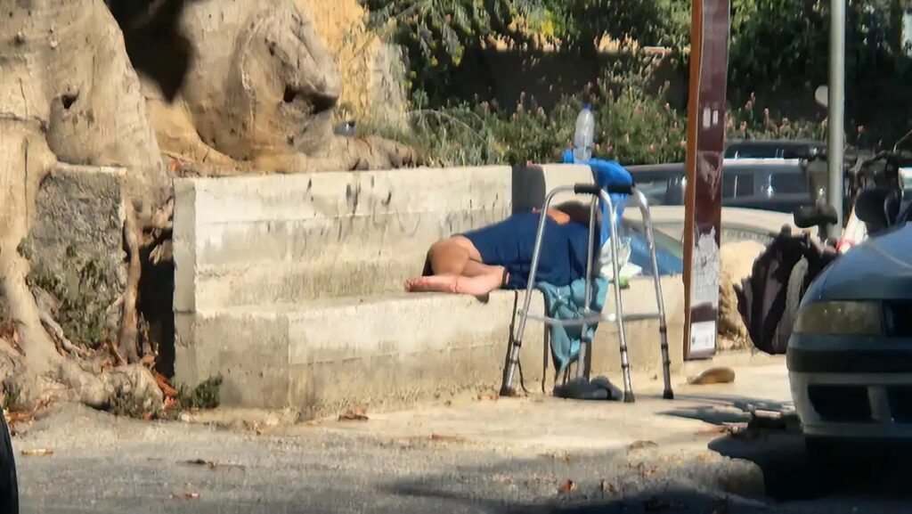 Άστεγη γυναίκα κοιμάται σε παγκάκι μέρα-μεσημέρι στα Χανιά!