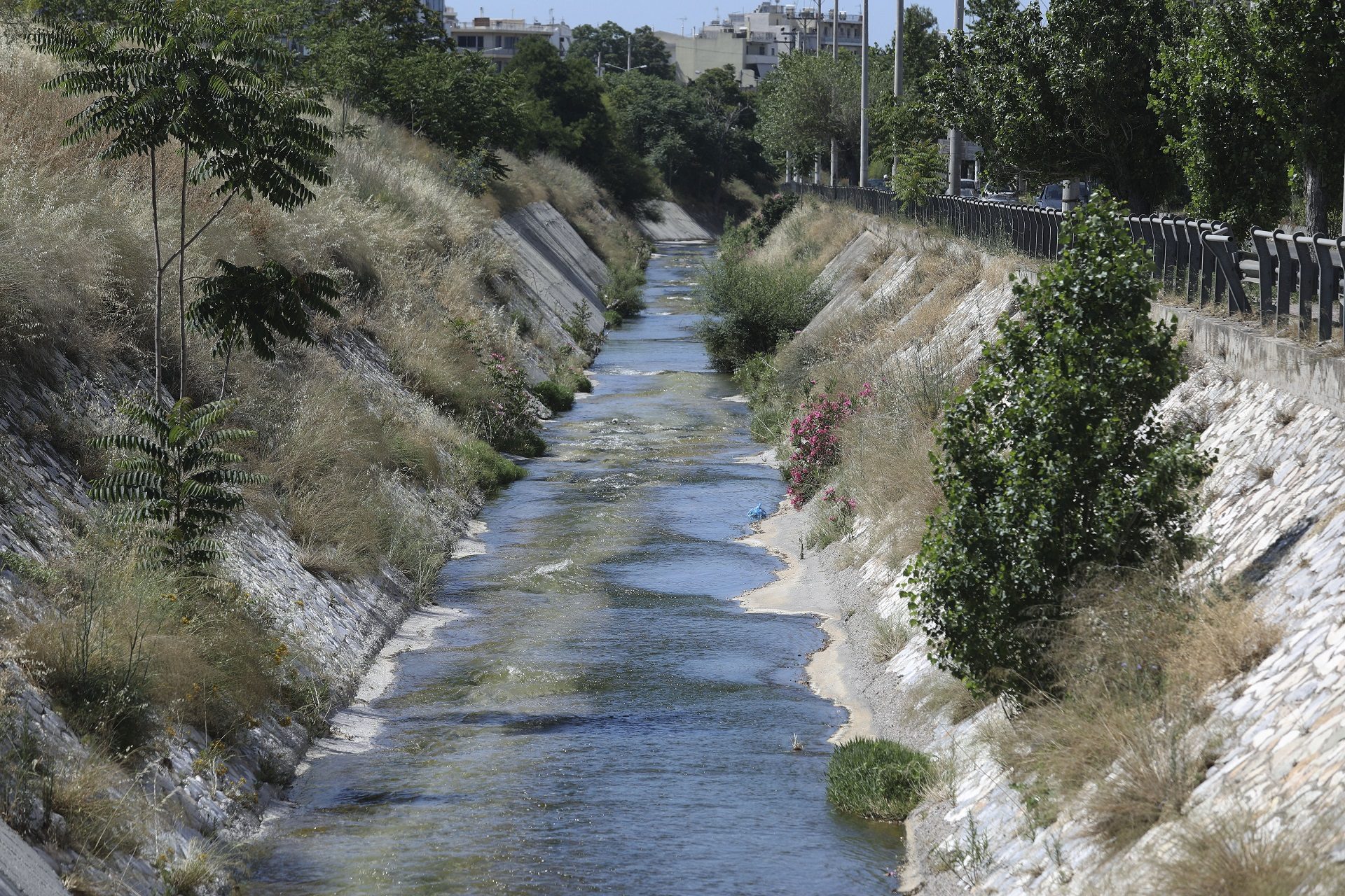 Κηφισός: Το σύστημα που «βαπτίζει» τα βιομηχανικά απόβλητα και ρίχνει στα μαλακά τους παραβάτες...