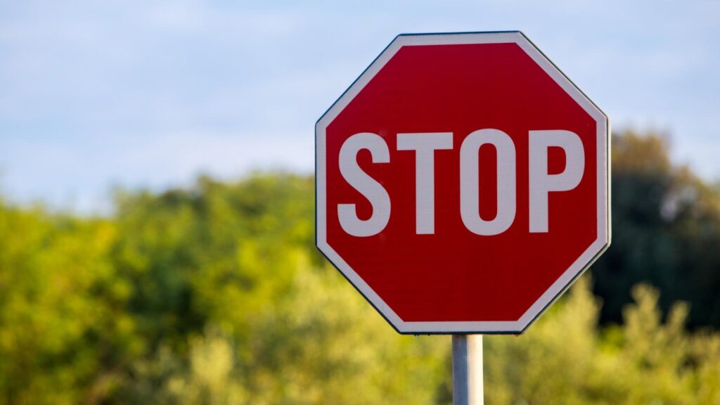 Γιατί η πινακίδα του STOP είναι οκταγωνική