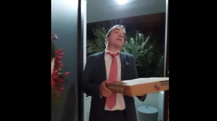 Έγινε χαμός: Ο πρώτος δικηγόρος που μετά τις δηλώσεις Τσακλόγλου έγινε...ντελιβεράς!