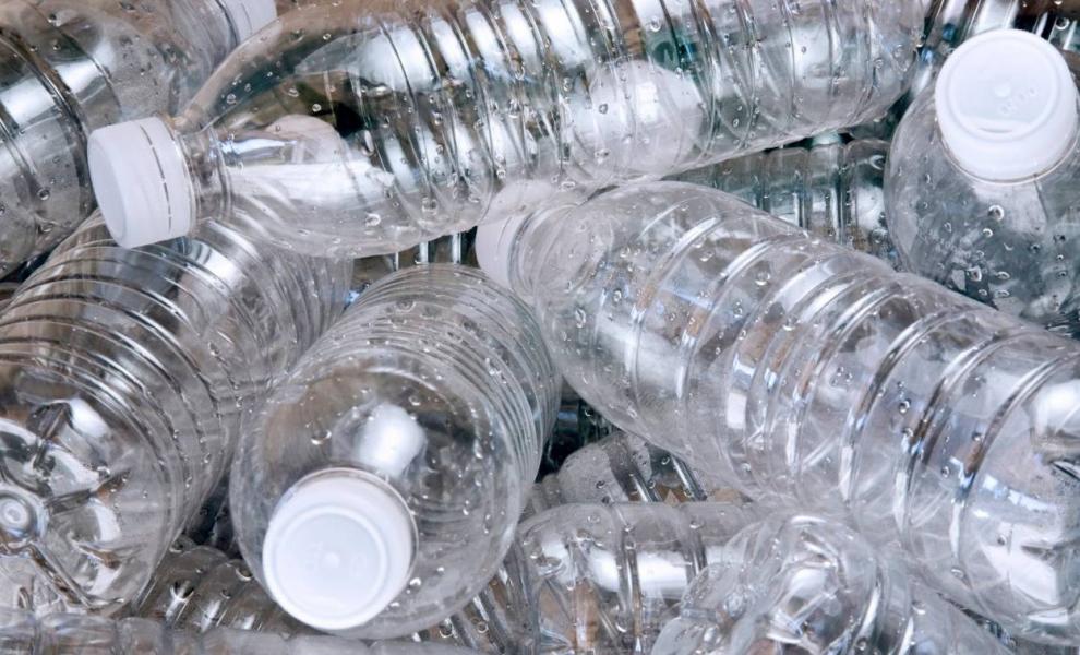 ΕΚΠΟΙΖΩ και οργανώσεις καταναλωτών από 13 χώρες καταγγέλλουν «πράσινο ξέπλυμα» από παραγωγούς πλαστικών μπουκαλιών νερού