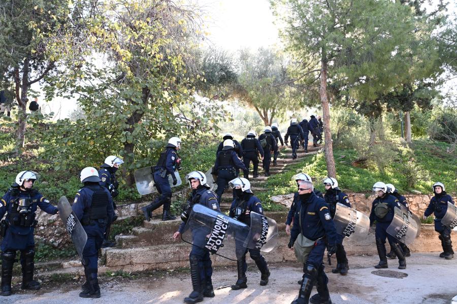 Πληθαίνουν οι εικόνες Ισπανίας: Με ΜΑΤ πέταξαν στο δρόμο μητέρα και γιό ΑμεΑ στα Πετράλωνα!