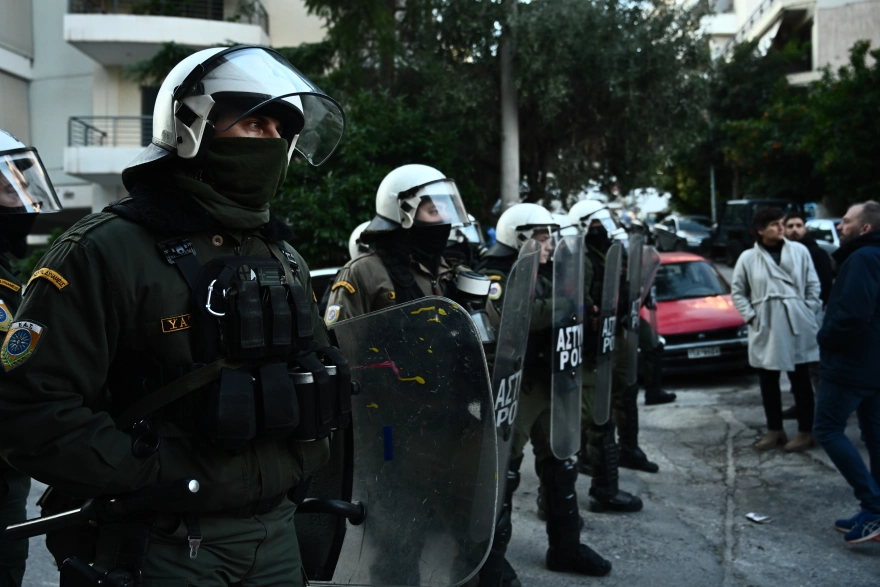 Πλειστηριασμοί: Με ΜΑΤ πέταξαν στο δρόμο την Ιωάννα Κολοβού. Συνελήφθη η ίδια και ο γιός της! 1 exosi 1