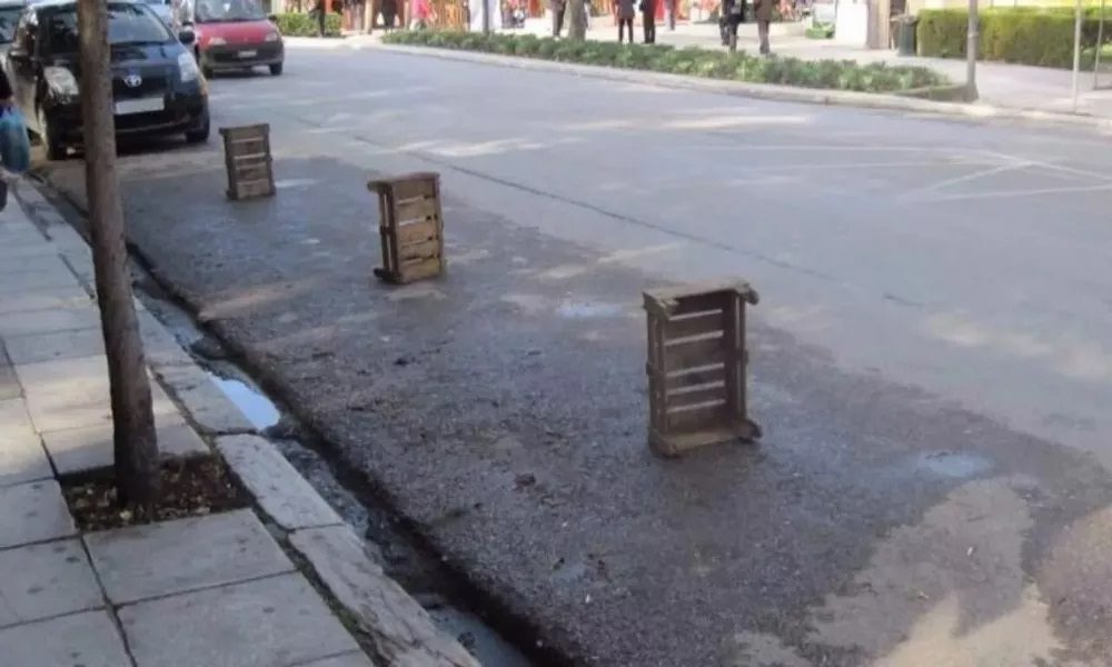 Τα πρόστιμα για γλάστρες, καρέκλες και τελάρα στο δρόμο