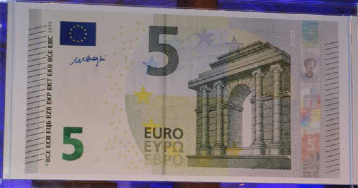 Η Ελλάδα τυπώνει φέτος 5ευρα
