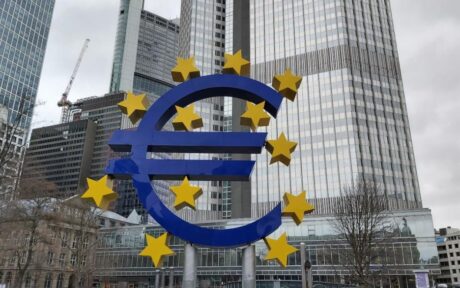 Οικονομολόγοι: Κάλλιο αργά παρά… νωρίς η μείωση επιτοκίων από την ΕΚΤ
