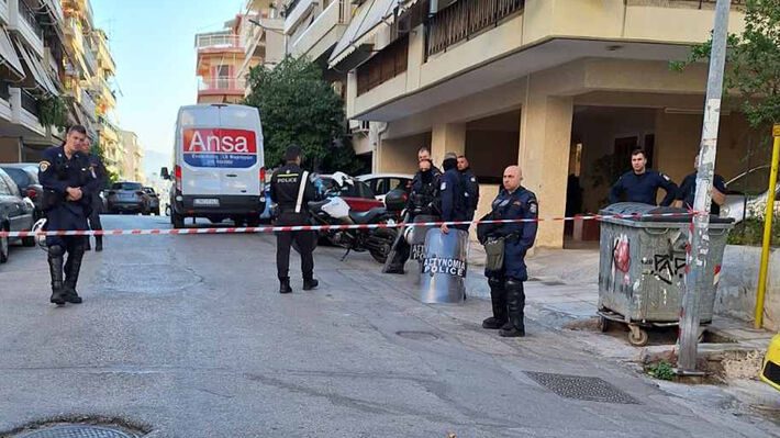 Πληθαίνουν οι εικόνες Ισπανίας: Θέλουν να πετάξουν ξανά άνεργη γυναίκα στο δρόμο στον Βύρωνα με ισχυρές αστυνομικές δυνάμεις!