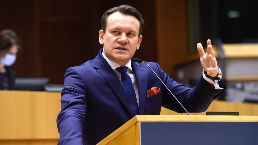 (Βιντεο) Πολωνός Ευρωβουλευτής: «Καταστρέψατε την Ευρώπη και χαμογελάτε»!!