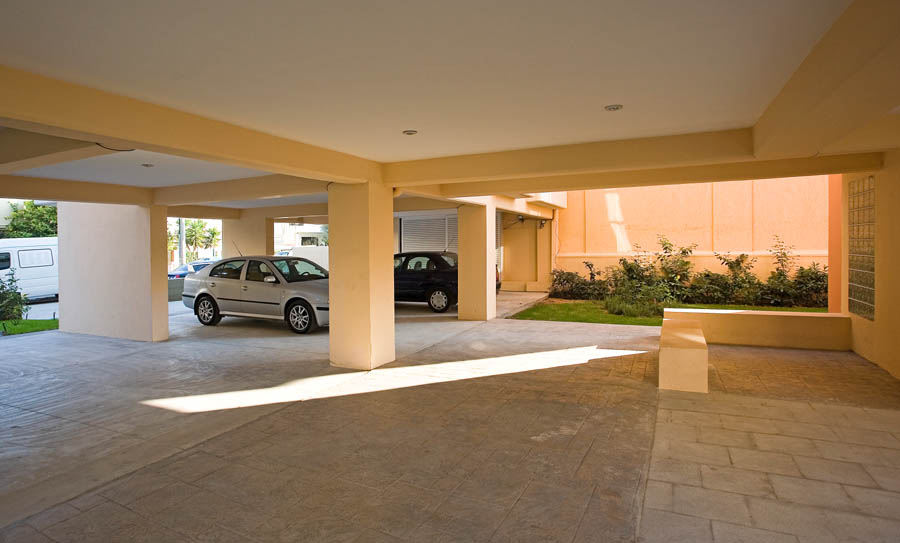 Τέλος στα «παράθυρα» για πυλωτές, parking και ταράτσες – Πότε επιβάλλεται Φόρος Μεταβίβασης σε κοινόχρηστους χώρους