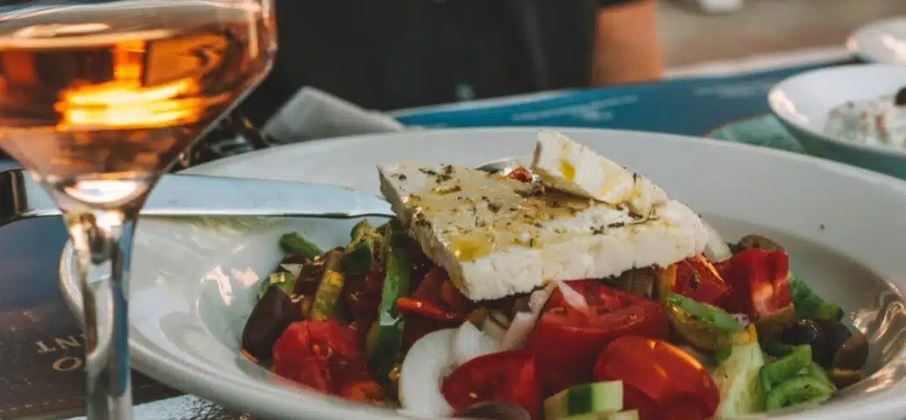 (Βίντεο) Ακόμη και 15 ευρώ έχει φτάσει να κοστίζει μια χωριάτικη σαλάτα