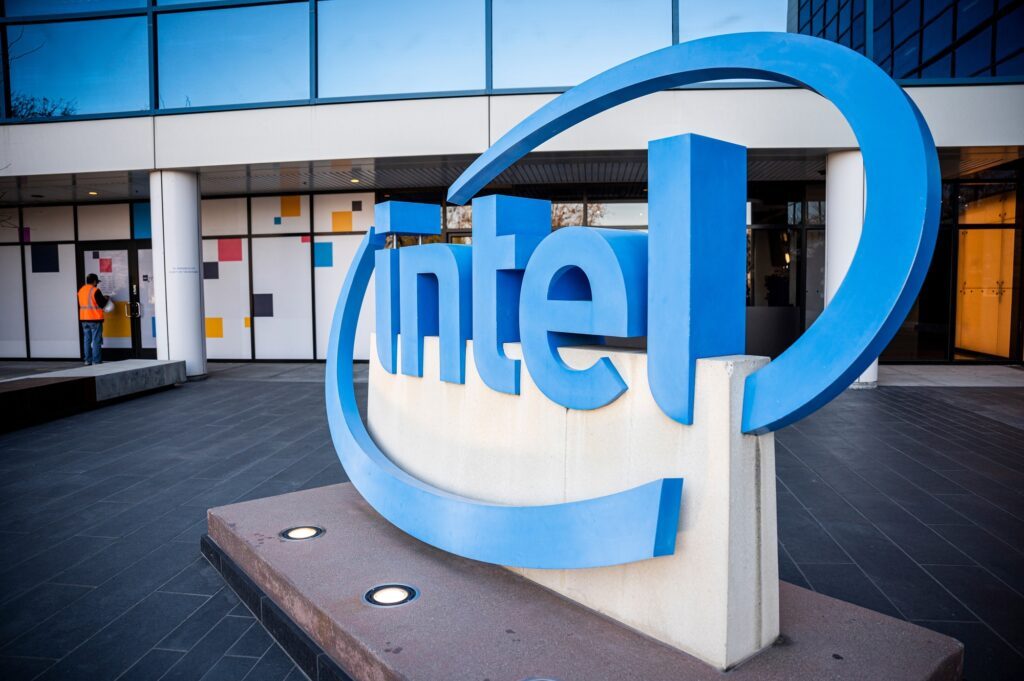 Απολύει 15.000 εργαζομένους η Intel