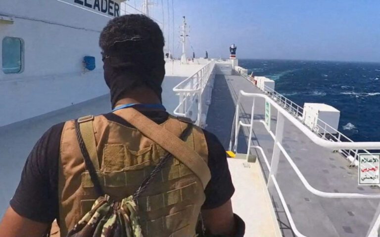 Eρυθρά Θάλασσα: Από τα 83 πλοία που χτύπησαν οι Χούθι, τα 24 είναι ελληνικών συμφερόντων. Κανένα Ρωσικό…