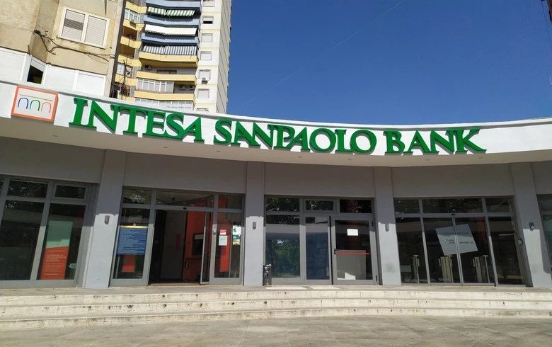 Intesa Sanpaolo: Απολύει 9.000 εργαζόμενους και προσλαμβάνει νεότερους λόγω… ΑΙ