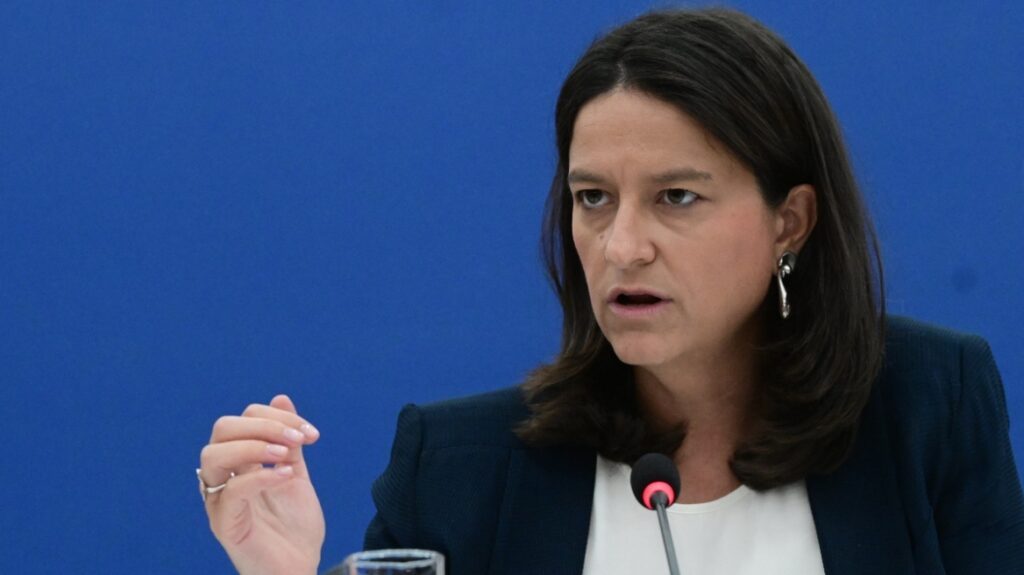 Κεραμέως: Στα 950 ευρώ ο κατώτατος μισθός το…2027