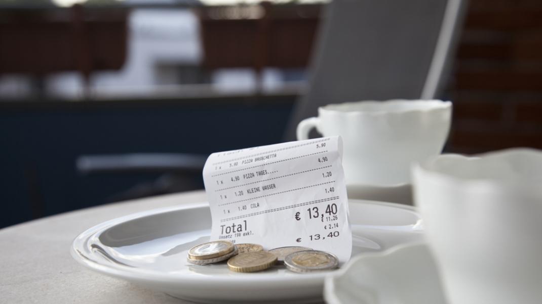 «Ραβασάκια» από την Εφορία: Πρόστιμα έως 10.000 ευρώ για αδήλωτα φιλοδωρήματα