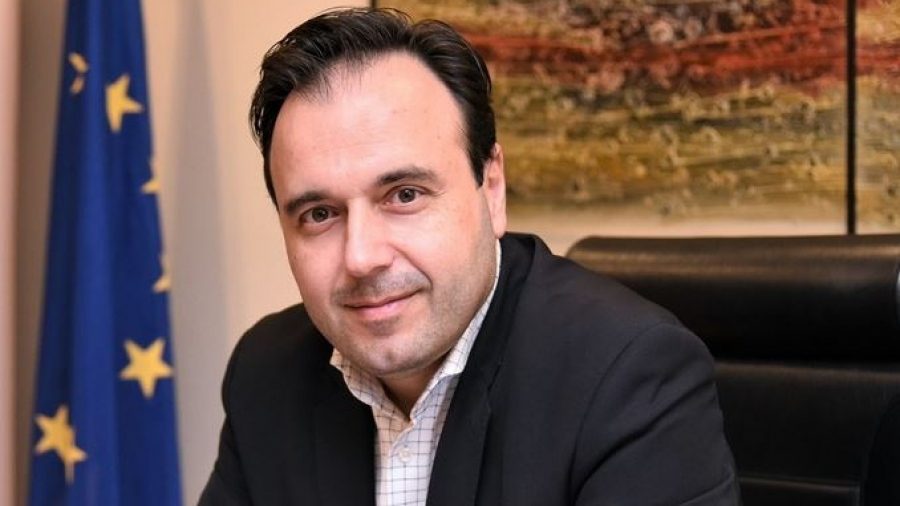 Αυστηρές κυρώσεις στις πλατφόρμες που δεν θα μπλοκάρουν ανήλικους κάτω των 15 – Το μήνυμα Παπαστεργίου