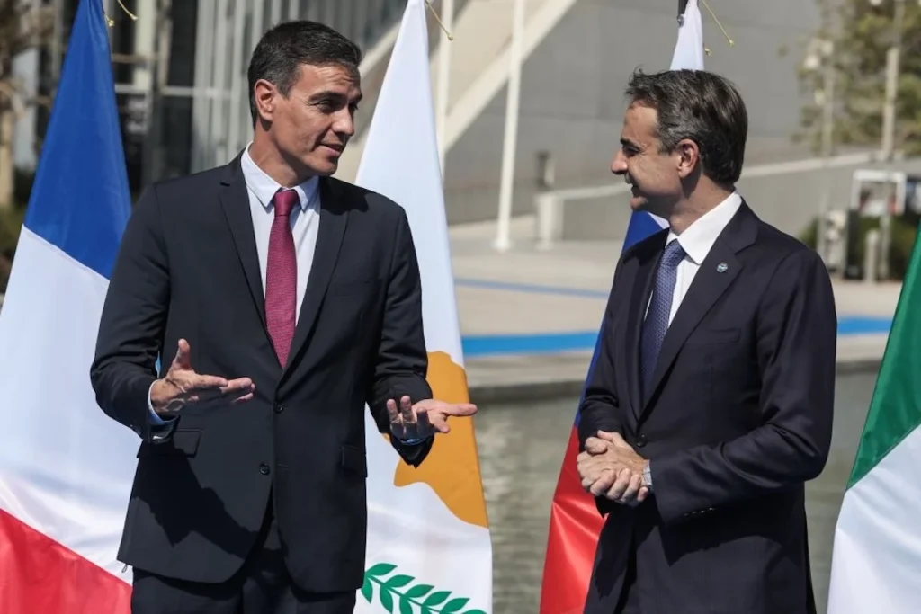 Ο Σάντσεθ τόλμησε, ο Κυριάκος σφυρίζει αδιάφορα: Φορολόγηση στα έκτακτα κέρδη των τραπεζών