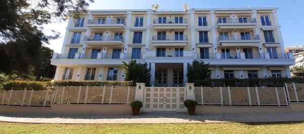 Οι 8 πλειστηριασμοί για το φιλέτο της Βουλιαγμένης