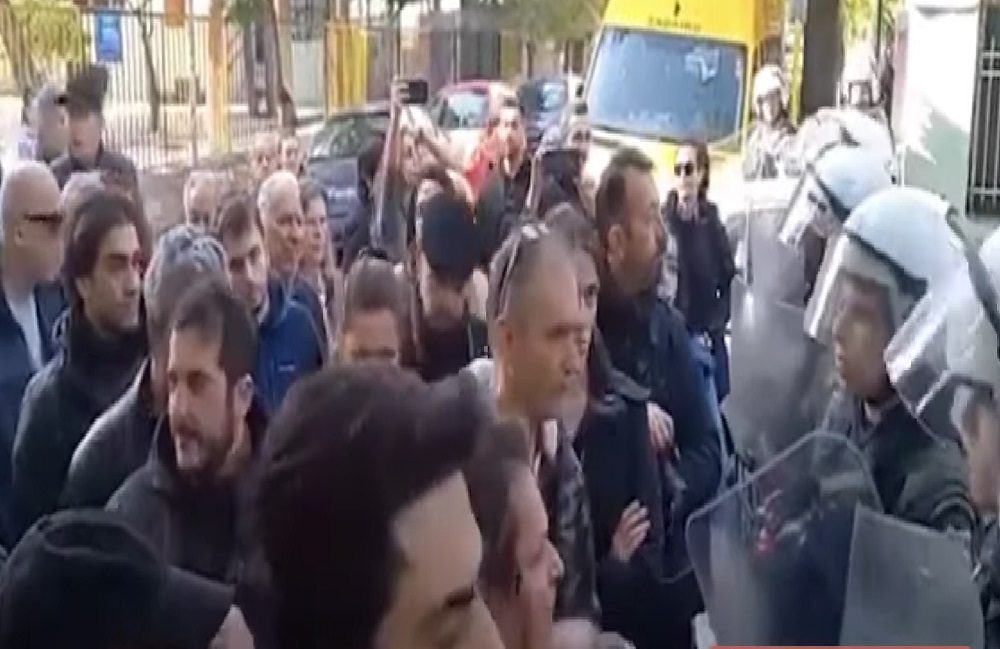(Βίντεο) Συγκλονιστική στιγμή στην έξωση στα Πατήσια: «Κοιτάξτε με στα μάτια αν μπορείτε…Που θα μείνω απόψε;» είπε η 60χρονη στα ΜΑΤ