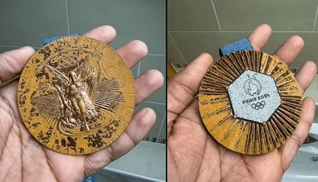 Ολυμπιακό... σκουριασμένο μετάλλιο: Γάλλοι κολυμβητές αποκαλύπτουν την κακή κατάσταση των μεταλλίων που κατέκτησαν στο «Παρίσι 2024»