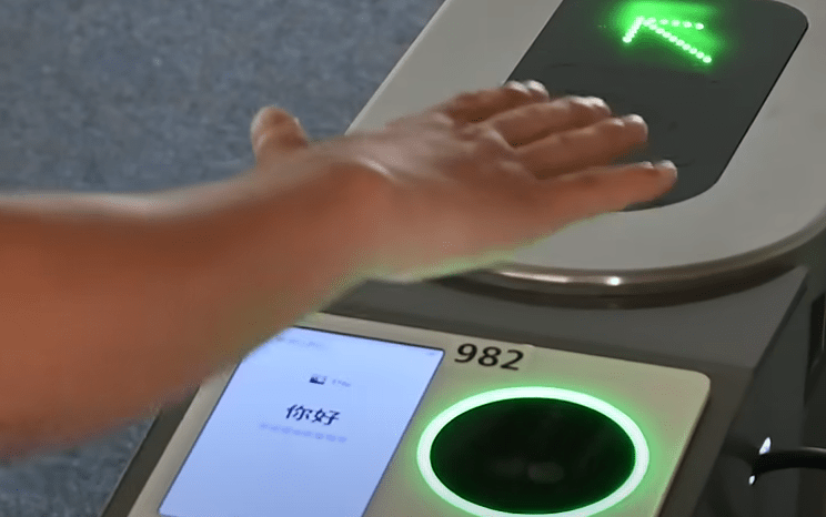 Tap and Pay: Στην Κίνα πληρώνεις απλά κουνώντας το χέρι σου