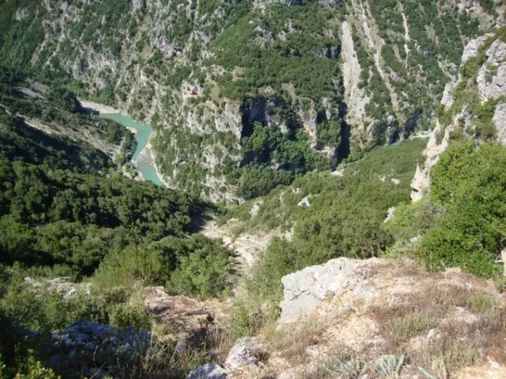 Το λεωφορείο του ΚΤΕΛ που έπεσε σε γκρεμό και συγκλόνισε την Ελλάδα του ’50. 3 φωτογραφία xarokopion 768x576 1