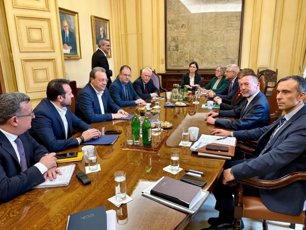 Φάμελλος σε Στουρνάρα: “Τα 4,5 δισ. κέρδη των τραπεζών τον χρόνο λείπουν από τα νοικοκυριά και τις επιχειρήσεις”