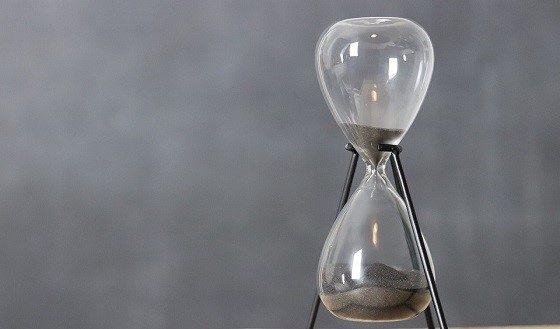 Με κλεψύδρα στα δικαστήρια...