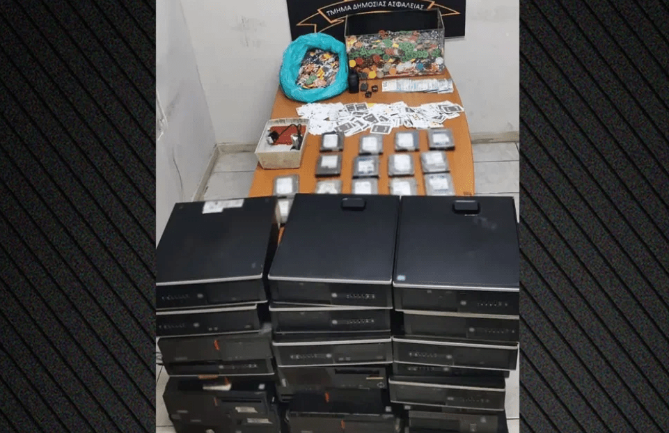 Έφοδος της ΕΛΑΣ σε παράνομο καζίνο στην Αθήνα: 82 συλλήψεις, τους 9 τους βρήκαν σε κρύπτη στο πατάρι
