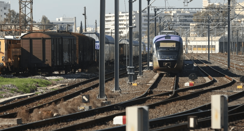 Παραλίγο νέα Τέμπη: Τρένο προς Λάρισα μπήκε σε λάθος γραμμή
