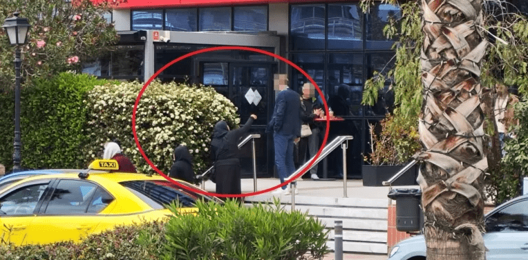 Προσποιούνται τις «καλόγριες» και εξαπατούν ηλικιωμένους έξω από νοσοκομεία