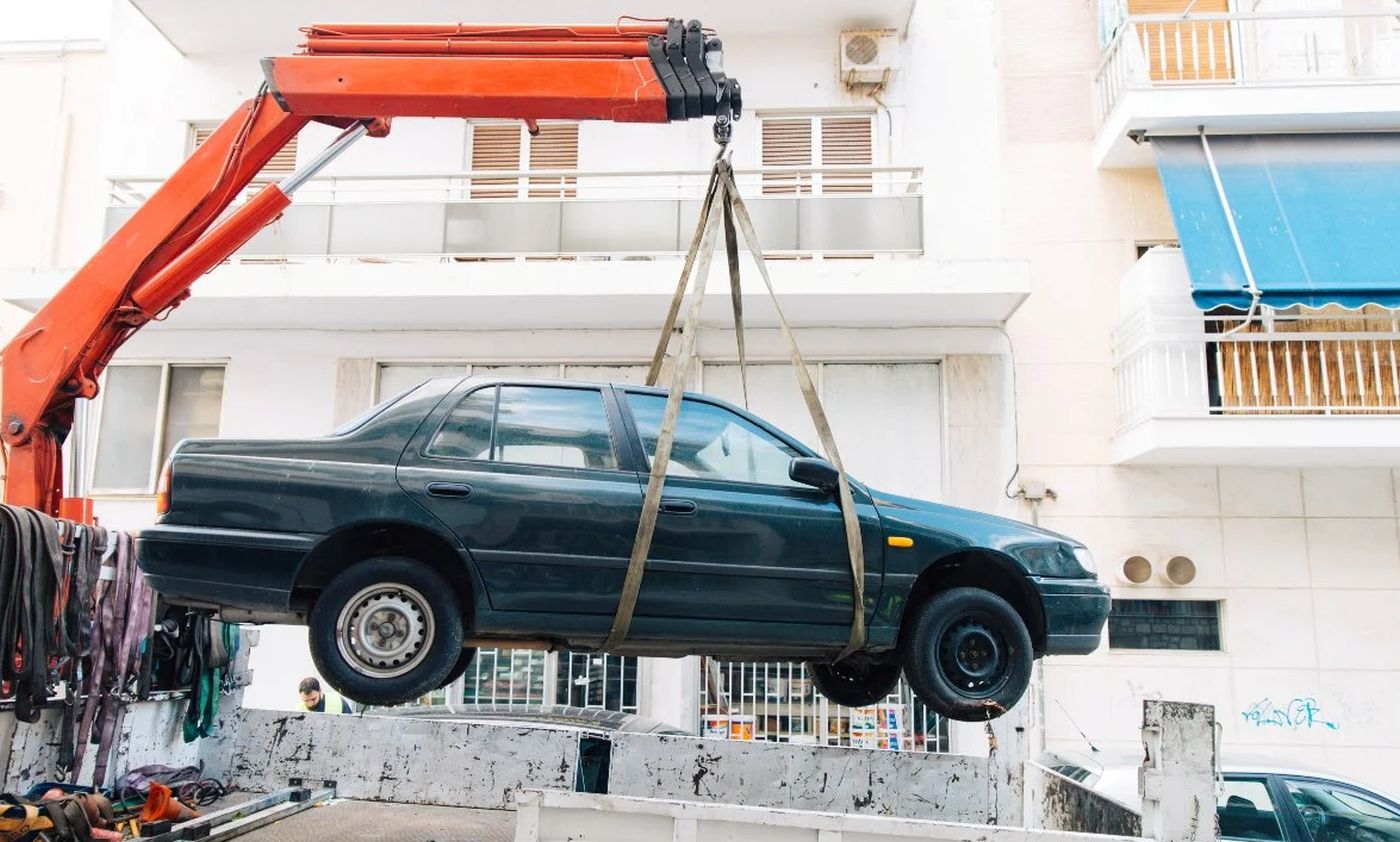 Δείτε ποια οχήματα θεωρούνται εγκαταλελειμμένα και πότε τοποθετείται το αυτοκόλλητο ειδοποίησης