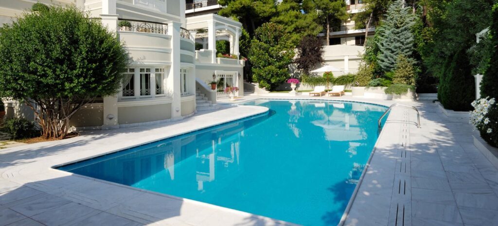 Κι όμως οι ιδιωτικές πισίνες στις πολυκατοικίες είναι …δημόσιες