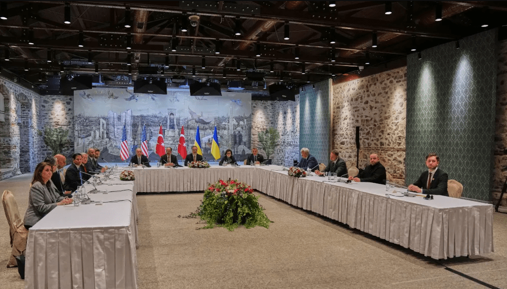 Δυο μέλη της ουκρανικής αποστολής διαπραγματεύσεων στην Κωνσταντινούπολη διέφυγαν στην Ρωσία!